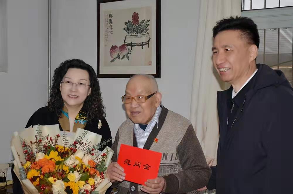 濟(jì)南產(chǎn)發(fā)集團(tuán)黨委副書記、總經(jīng)理黃蓓走訪慰問離休老干部、老黨員